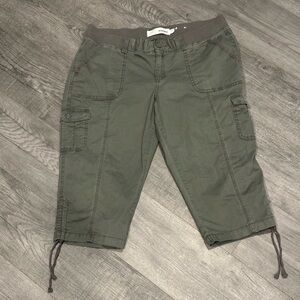 Womens like new Sonoma cargo capri pants size 16